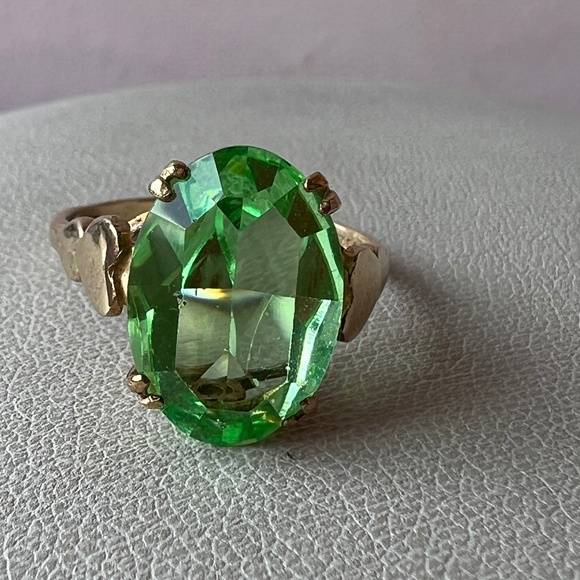 VINTAGE 9K GOLD URANIUM VASELINE GREEN GLASS RING HEARTS BAND ENGLISH HALLMARKS - Picture 3 of 16